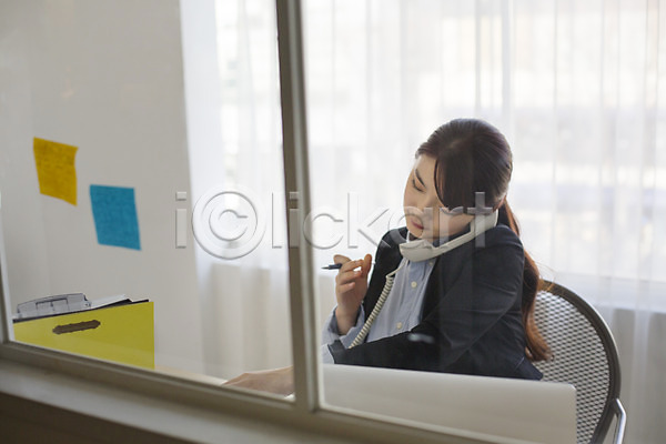 20대 성인 성인여자한명만 여자 청년여자한명만 한국인 한명 JPG 앞모습 포토 비즈니스우먼 사무실 사무용책상 상반신 수화기 실내 앉기 업무 유선전화기 임산부 임신 통화
