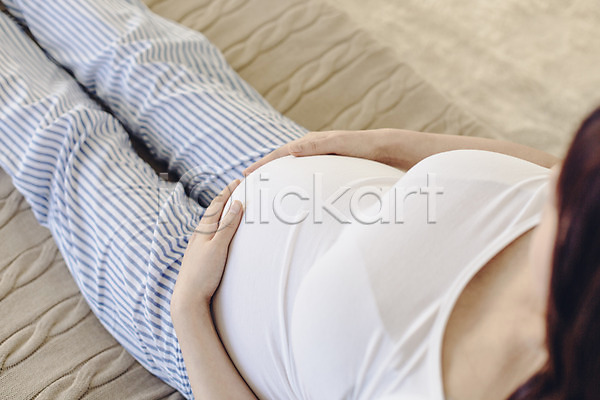 여유 편안함 휴식 20대 성인 여자 한국인 한명 JPG 앞모습 포토 하이앵글 기댐 다리펴기 상반신 실내 앉기 임산부 임신 태교