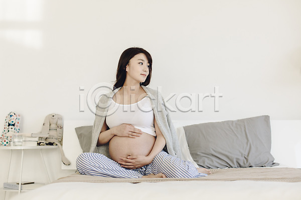 여유 편안함 휴식 20대 성인 성인여자한명만 여자 청년여자한명만 한국인 한명 JPG 앞모습 포토 맨발 실내 앉기 임산부 임신 전신 침대 카디건 태교