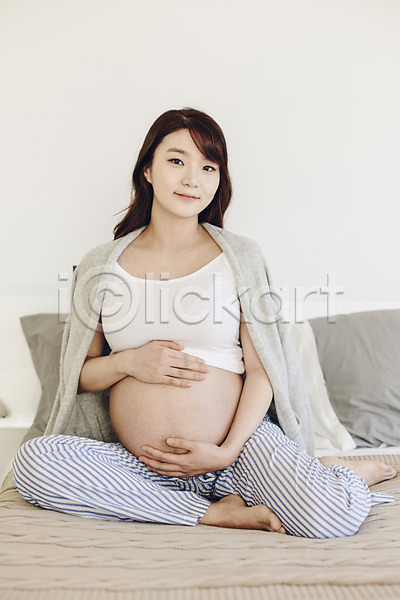 여유 편안함 휴식 20대 성인 성인여자한명만 여자 청년여자한명만 한국인 한명 JPG 앞모습 포토 맨발 실내 앉기 임산부 임신 전신 침대 카디건 태교