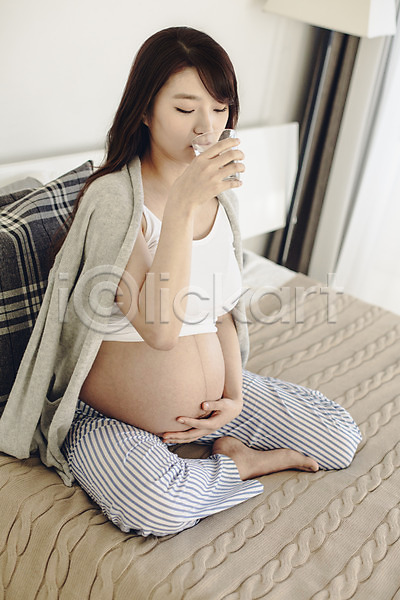 여유 편안함 20대 성인 성인여자한명만 여자 청년여자한명만 한국인 한명 JPG 포토 들기 맨발 물마시기 물컵 식수 실내 앉기 임산부 임신 전신 카디건 태교