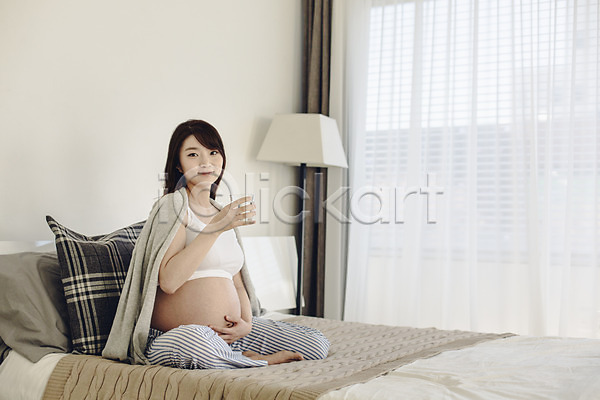 여유 편안함 20대 성인 성인여자한명만 여자 청년여자한명만 한국인 한명 JPG 포토 들기 맨발 물컵 식수 실내 앉기 임산부 임신 전신 침대 카디건 태교
