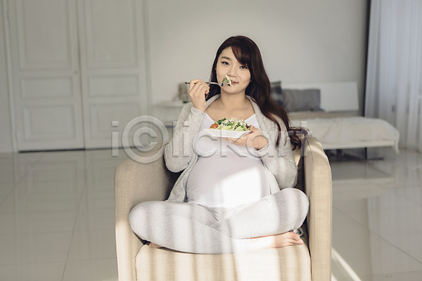 여유 편안함 20대 성인 성인여자한명만 여자 청년여자한명만 한국인 한명 JPG 앞모습 포토 가부좌 들기 맨발 먹기 샐러드 소파 실내 앉기 임산부 임신 전신 태교 포크