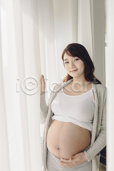 여유 편안함 20대 성인 성인여자한명만 여자 청년여자한명만 한국인 한명 JPG 앞모습 포토 상반신 서기 실내 임산부 임신 창가 커튼 태교