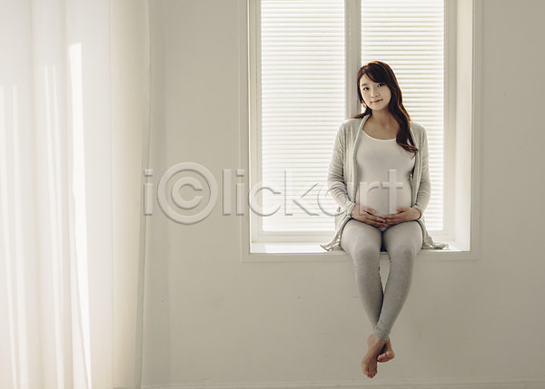 여유 편안함 휴식 20대 성인 성인여자한명만 여자 청년여자한명만 한국인 한명 JPG 앞모습 포토 맨발 실내 앉기 임산부 임신 전신 창가 창문 태교