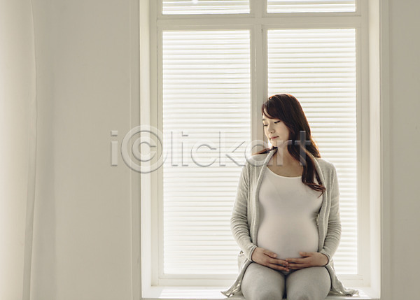 여유 편안함 휴식 20대 성인 성인여자한명만 여자 청년여자한명만 한국인 한명 JPG 앞모습 포토 상반신 실내 앉기 임산부 임신 창가 창문 태교