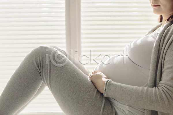 여유 편안함 휴식 20대 성인 여자 한국인 한명 JPG 옆모습 포토 상반신 실내 앉기 임산부 임신 창가 창문 태교