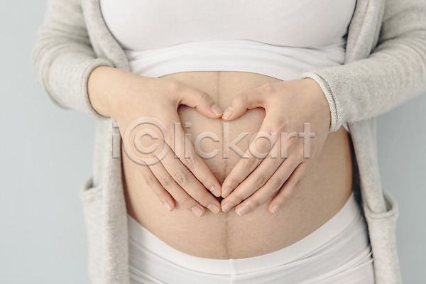 20대 성인 여자 한국인 한명 JPG 앞모습 포토 배(신체부위) 상반신 손하트 실내 임산부 임신