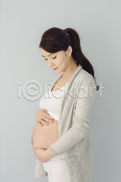 20대 성인 성인여자한명만 여자 청년여자한명만 한국인 한명 JPG 옆모습 포토 내려보기 상반신 서기 실내 쓰다듬기 임산부 임신