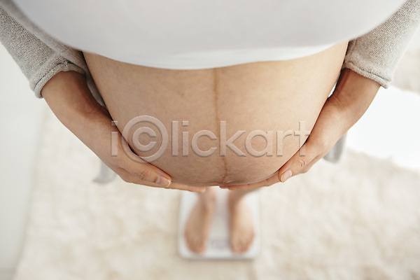 20대 성인 여자 한국인 한명 JPG 아웃포커스 앞모습 포토 하이앵글 맨발 몸무게 무게측정 배(신체부위) 서기 손 실내 임산부 임신 체중계 하반신