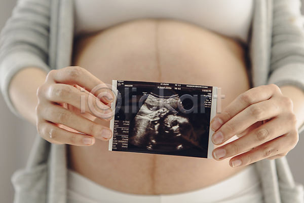 20대 성인 여자 한국인 한명 JPG 앞모습 포토 들기 배(신체부위) 상반신 손 실내 임산부 임신 초음파 초음파사진