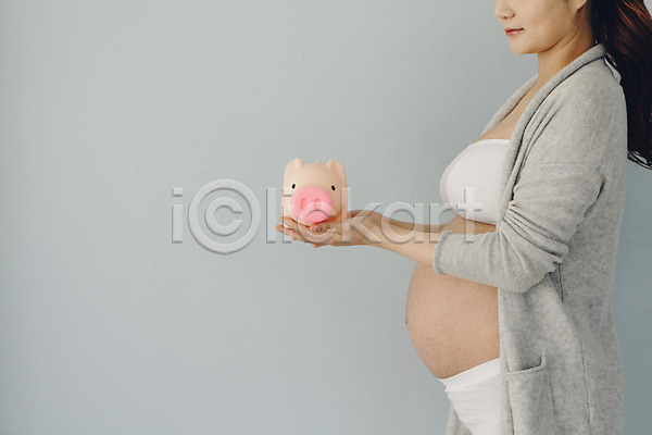 20대 성인 여자 한국인 한명 JPG 옆모습 포토 금융의날 돼지저금통 들기 배(신체부위) 상반신 서기 실내 임산부 임신
