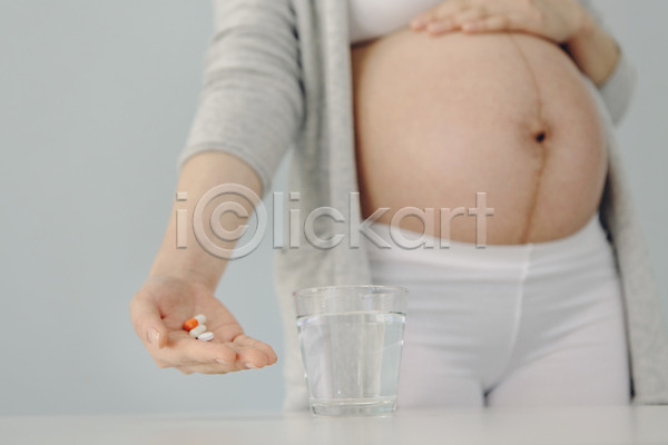20대 성인 여자 한국인 한명 JPG 포토 들기 물컵 상반신 서기 손 식수 실내 알약 임산부 임신