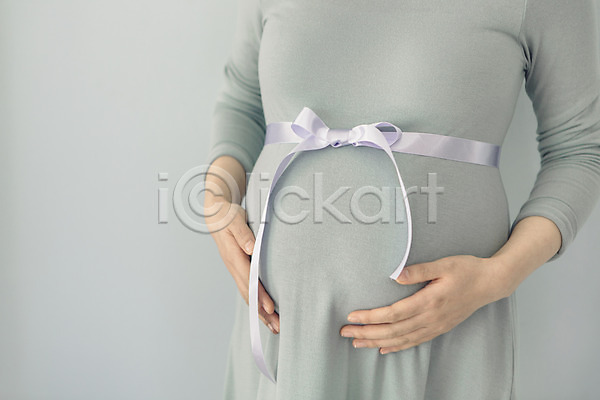 20대 성인 여자 한국인 한명 JPG 앞모습 포토 리본 묶기 상반신 실내 임산부 임신