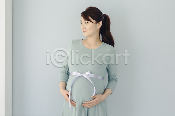 20대 성인 성인여자한명만 여자 청년여자한명만 한국인 한명 JPG 앞모습 포토 리본 묶기 상반신 실내 임산부 임신