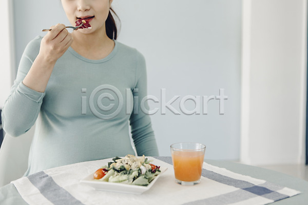 20대 성인 여자 한국인 한명 JPG 앞모습 포토 들기 먹기 상반신 샐러드 실내 임산부 임신 포크
