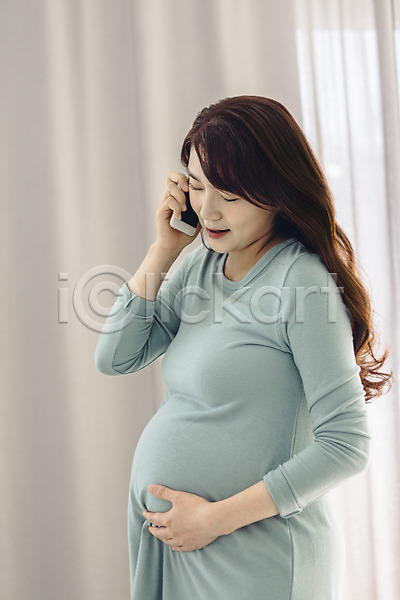 고통 괴로움 불쾌함 20대 성인 성인여자한명만 여자 청년여자한명만 한국인 한명 JPG 옆모습 포토 들기 상반신 서기 스마트폰 실내 임산부 임신 진통 통화