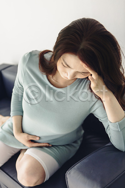 고통 괴로움 불쾌함 20대 성인 성인여자한명만 여자 청년여자한명만 한국인 한명 JPG 앞모습 포토 상반신 소파 실내 앉기 임산부 임신 진통