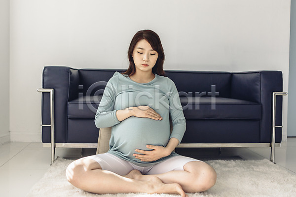 고통 괴로움 불쾌함 20대 성인 성인여자한명만 여자 청년여자한명만 한국인 한명 JPG 앞모습 포토 가부좌 내려보기 실내 앉기 임산부 임신 전신 진통