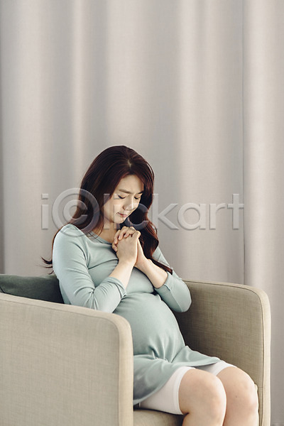 간절함 희망 20대 성인 성인여자한명만 여자 청년여자한명만 한국인 한명 JPG 포토 고개숙이기 기도 눈감음 상반신 소파 손모으기 실내 앉기 임산부 임신