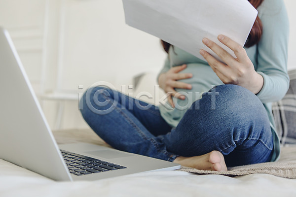 20대 성인 여자 한국인 한명 JPG 포토 가부좌 노트북 들기 맨발 문서 실내 앉기 업무 임산부 임신 종이 침대 하반신