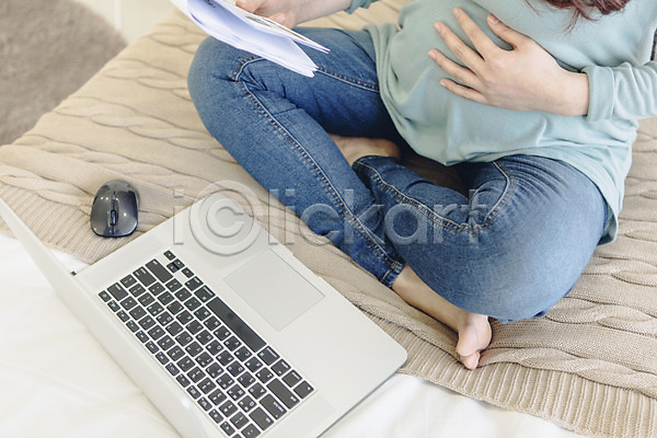 20대 성인 여자 한국인 한명 JPG 포토 가부좌 노트북 들기 마우스 맨발 문서 실내 앉기 업무 임산부 임신 종이 침대 하반신