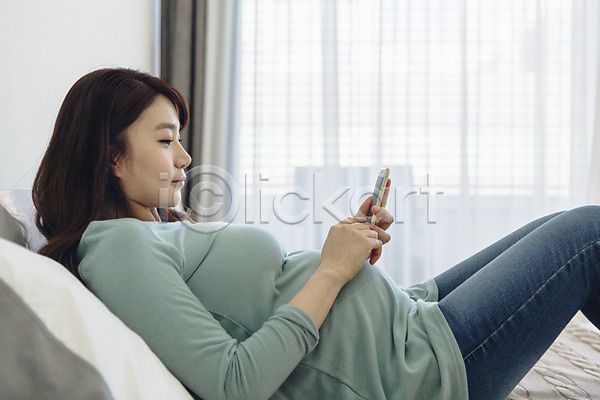 20대 성인 성인여자한명만 여자 청년여자한명만 한국인 한명 JPG 옆모습 포토 눕기 들기 상반신 스마트폰 실내 웹서핑 응시 임산부 임신 침대