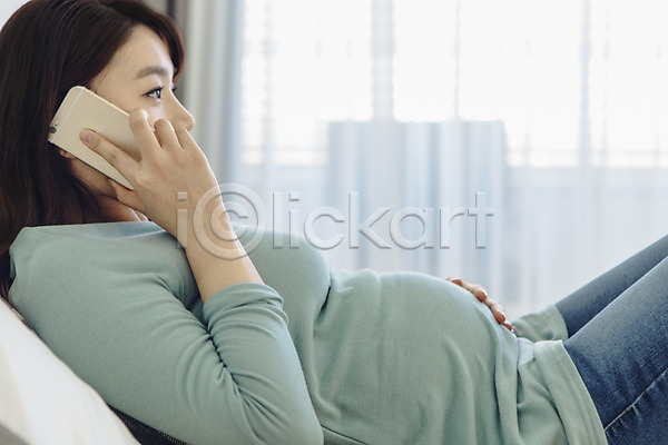 20대 성인 성인여자한명만 여자 청년여자한명만 한국인 한명 JPG 옆모습 포토 눕기 들기 상반신 스마트폰 실내 임산부 임신 침대 통화