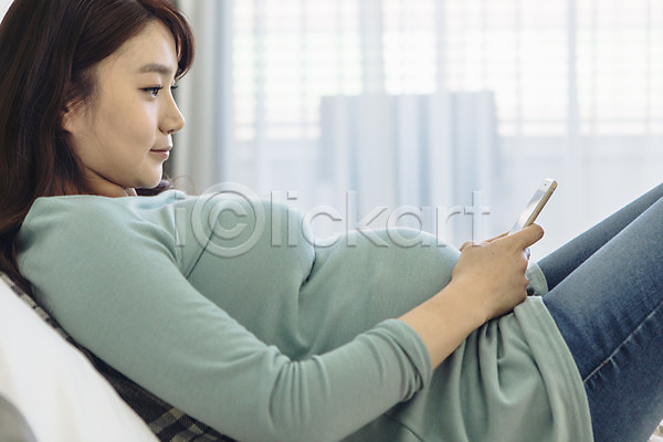 20대 성인 성인여자한명만 여자 청년여자한명만 한국인 한명 JPG 옆모습 포토 눕기 들기 상반신 스마트폰 실내 웹서핑 응시 임산부 임신 침대