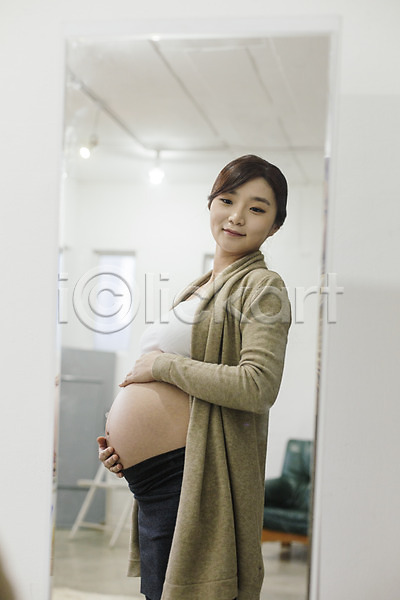 20대 성인 성인여자한명만 여자 청년여자한명만 한국인 한명 JPG 옆모습 포토 반사 상반신 서기 실내 임산부 임신 전신거울