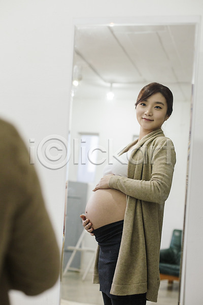 20대 성인 성인여자한명만 여자 청년여자한명만 한국인 한명 JPG 옆모습 포토 반사 상반신 서기 실내 임산부 임신 전신거울