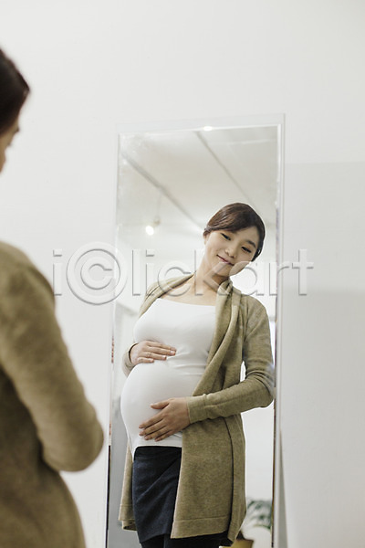 20대 성인 성인여자한명만 여자 청년여자한명만 한국인 한명 JPG 앞모습 포토 반사 상반신 서기 실내 임산부 임신 전신거울