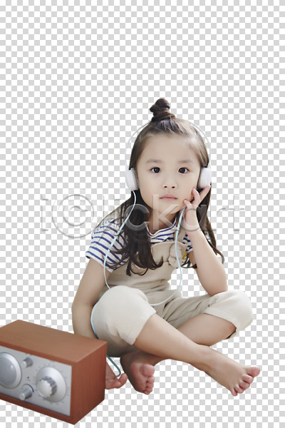 여유 휴식 소녀(어린이) 소녀한명만 어린이 여자 유치원생 한국인 한명 PNG 앞모습 편집이미지 듣기 라디오 앉기 전신 편집 편집소스 헤드셋