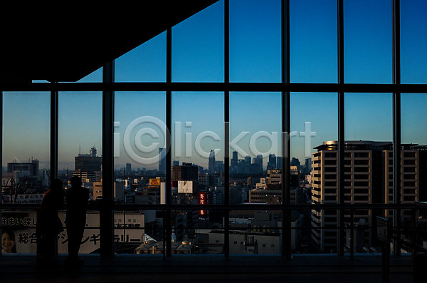 두명 사람 JPG 포토 건물 도시 도쿄 비즈니스 빌딩 서기 시부야 실내 역광 일본 창문 회사