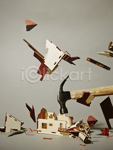 사람없음 JPG 순간포착 포토 망치 모형 부동산 산산조각 손상 스튜디오촬영 실내 오브젝트 주택 집모양