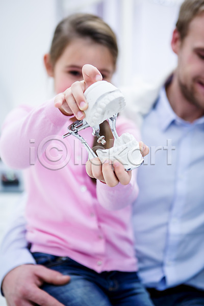 20대 남자 두명 백인 성인 소녀(어린이) 여자 유치원생 JPG 아웃포커스 앞모습 포토 들기 상반신 치과 치아모형