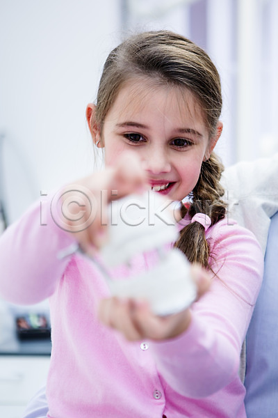백인 소녀(어린이) 소녀한명만 여자 유치원생 한명 JPG 아웃포커스 앞모습 포토 들기 미소(표정) 상반신 치과 치아모형
