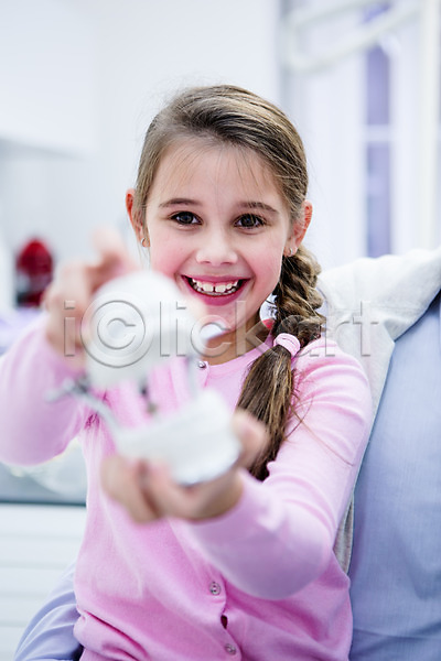 백인 소녀(어린이) 소녀한명만 여자 유치원생 한명 JPG 아웃포커스 앞모습 포토 들기 미소(표정) 상반신 치과 치아모형