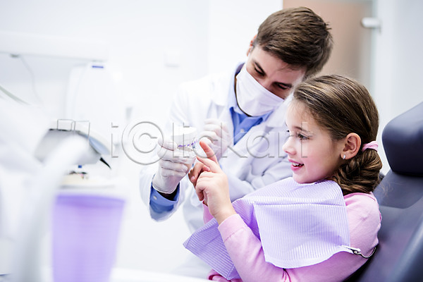 20대 남자 두명 백인 성인 소녀(어린이) 여자 유치원생 JPG 앞모습 옆모습 포토 관찰 들기 마스크 상반신 의사 치과 치과의사 치과진료 치아모형