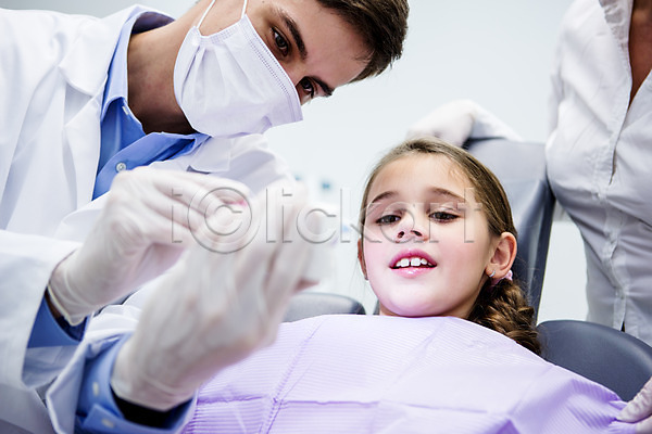 20대 남자 백인 성인 세명 소녀(어린이) 여자 유치원생 JPG 앞모습 옆모습 포토 관찰 마스크 상반신 앉기 의사 치과 치과의사 치과진료 치아모형