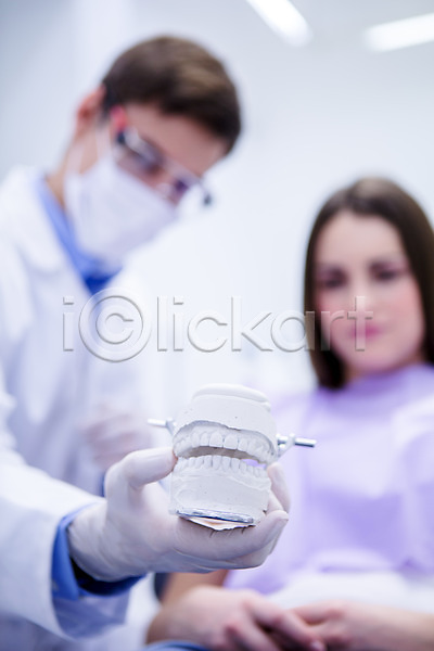 20대 남자 두명 백인 성인 여자 JPG 아웃포커스 앞모습 포토 들기 상반신 손 치과 치과의사 치아모형 환자