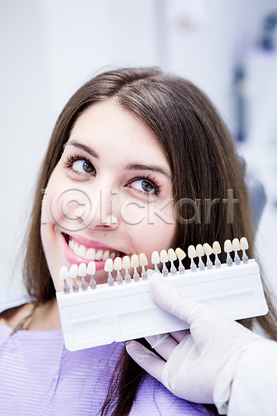 비교 선택 20대 두명 백인 성인 신체부위 여자 JPG 포토 들기 미소(표정) 상반신 손 치과 치과의사 치아