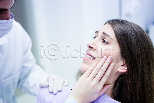 고통 무서움 불만 20대 두명 백인 성인 여자 JPG 포토 상반신 질병 찡그림 치과 치과의사 치통 환자