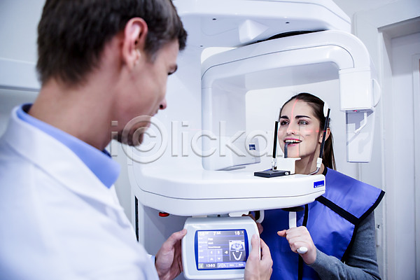 20대 남자 두명 백인 성인 성인만 여자 청년만 JPG 앞모습 옆모습 포토 CT촬영 물기(모션) 상반신 의사 치과 치과의사