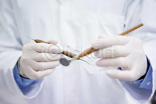 남자 한명 JPG 앞모습 포토 고무장갑 들기 상반신 손 의사 치과 치과용품 치과의사