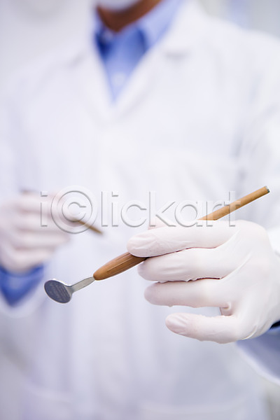남자 한명 JPG 앞모습 포토 고무장갑 들기 상반신 손 의사 치과 치과용품 치과의사