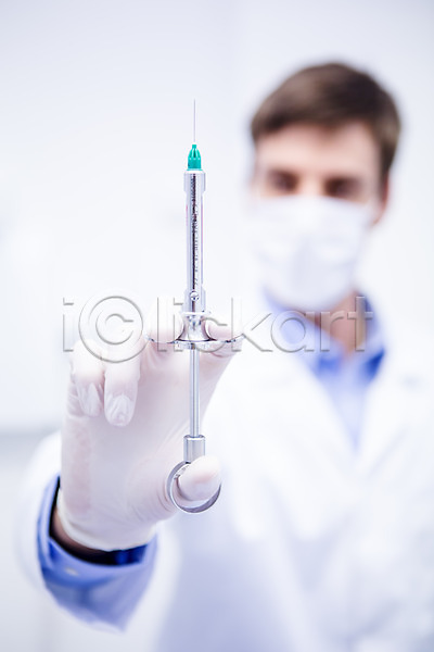 20대 남자 백인 성인 한명 JPG 아웃포커스 앞모습 포토 들기 상반신 손 의사 주사기 치과 치과의사