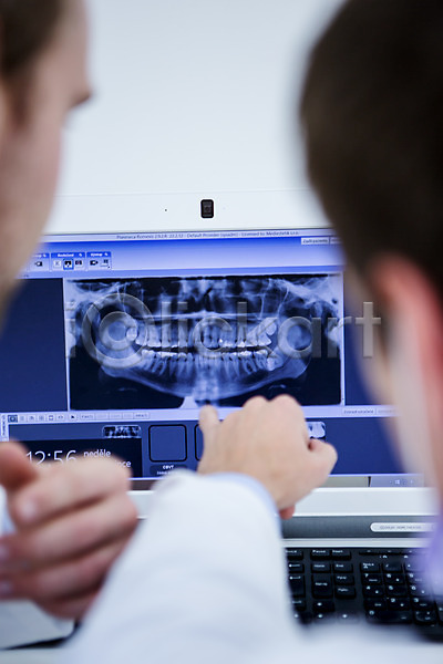 20대 남자 두명 백인 성인 JPG 뒷모습 포토 CT촬영 가리킴 관찰 노트북 상반신 치과 치과의사