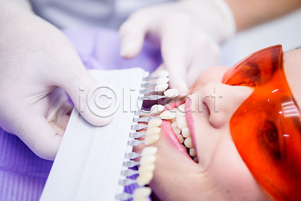 비교 선택 20대 두명 백인 성인 신체부위 여자 JPG 포토 고글 고무장갑 미소(표정) 상반신 손 안경낌 치과 치과의사 치과진료 치아 환자