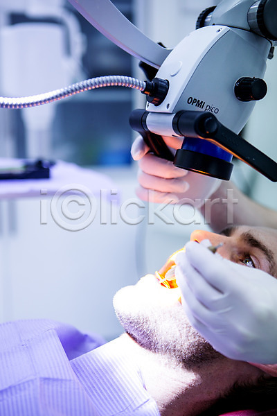 20대 남자 두명 백인 성인 신체부위 JPG 포토 검사(조사) 고무장갑 관찰 눕기 상반신 손 조명 치과 치과용품 치과의사 치과진료 확대경 환자